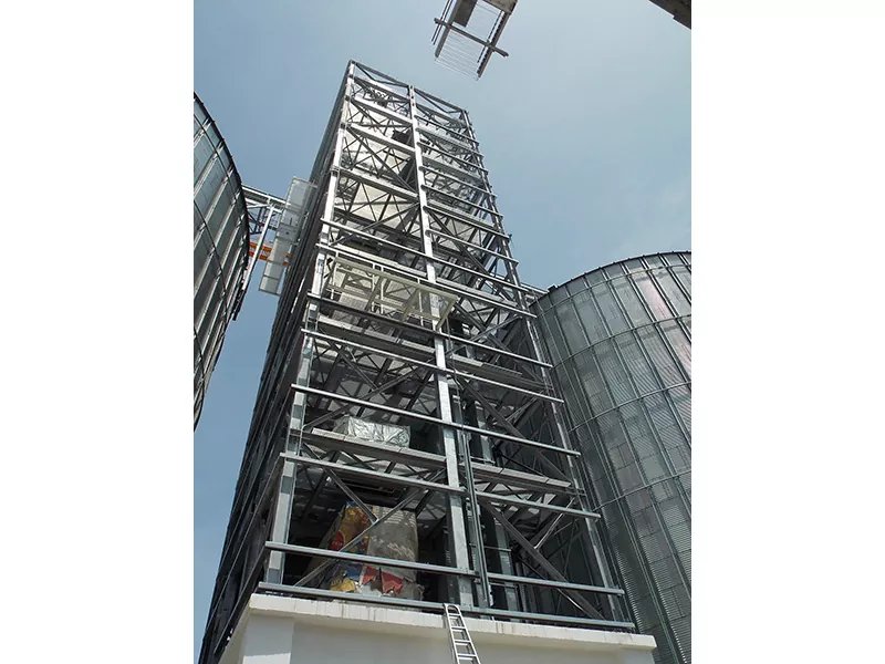Que fai que un edificio de torres de aceiro sexa esencial na infraestrutura moderna?