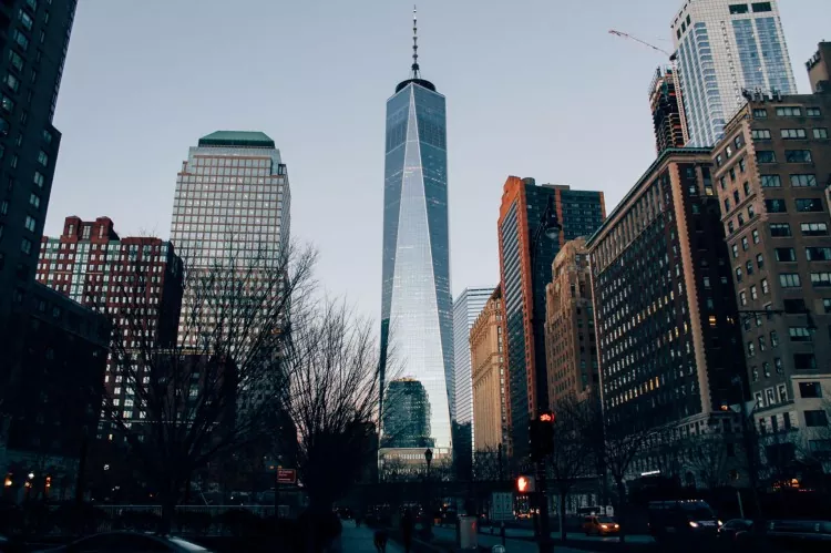 Como é a famosa construción da torre financeira do marco de aceiro?