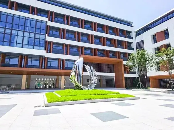 Escola de Estrutura Lixeira de Aceiro