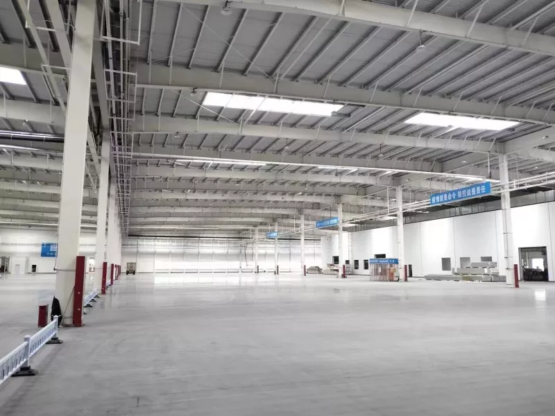 Construcción de almacén con estrutura de aceiro de varios tramos