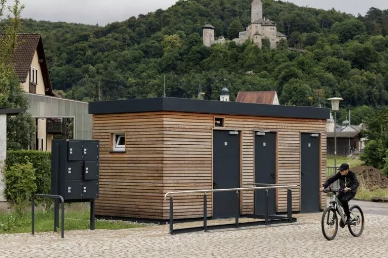 Construción de baños públicos prefabricados de aceiro