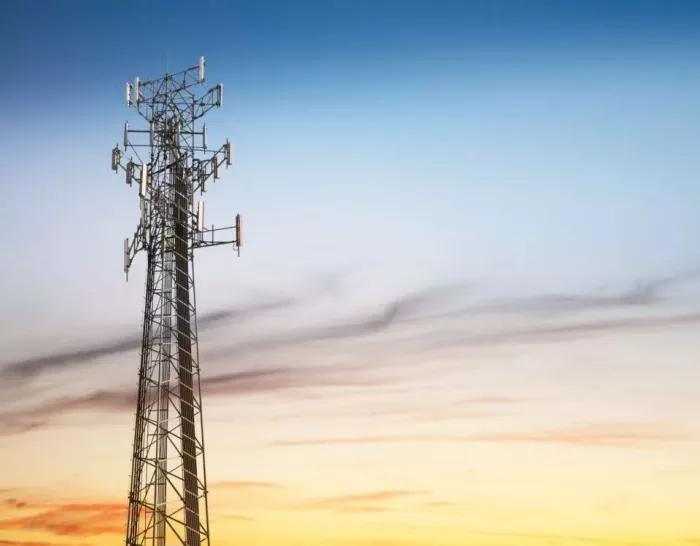 Torre de comunicación de aceiro