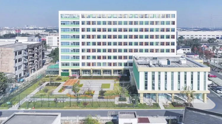 Edificio Ambulatorio de Saúde Mental con estructura de aceiro