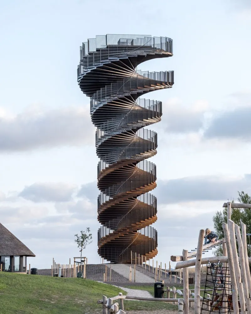 Edificio da torre da paisaxe de aceiro