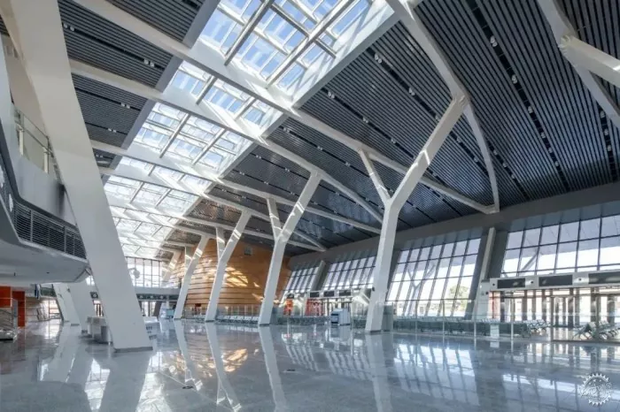 Edificio de estación minimalista moderno de aceiro
